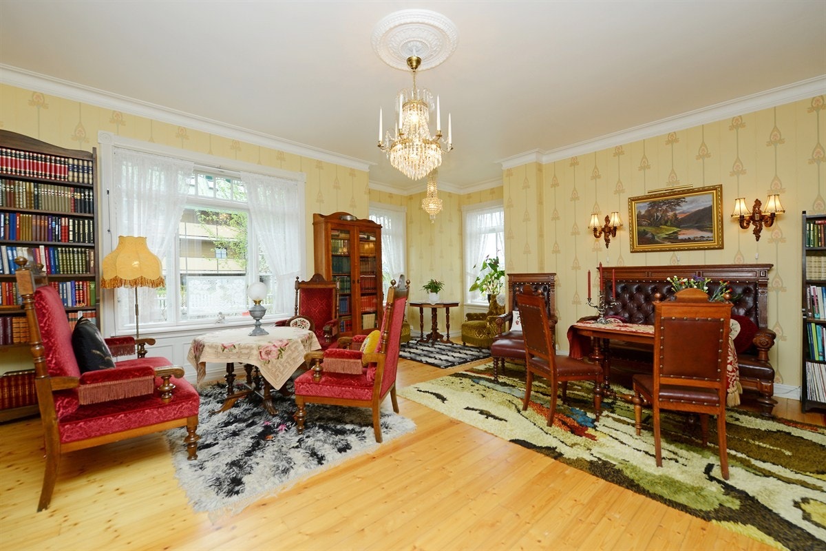 Stue på ca. 35,5 m² med karnapp. Galleribilde