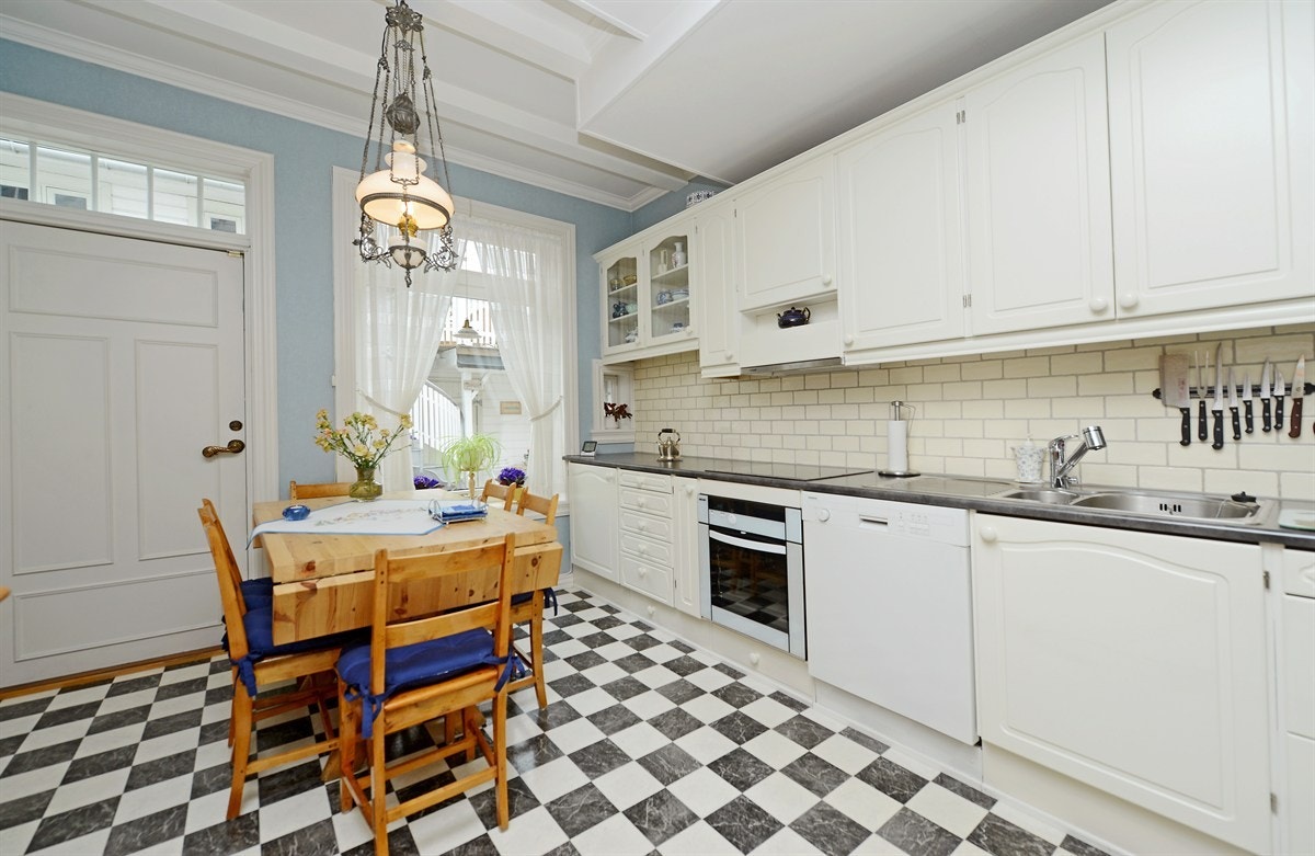 Kjøkkenet har profilert innredning fra HTH, innebygget komfyr og induksjons platetopp. Vannbåren gulvvame. Galleribilde