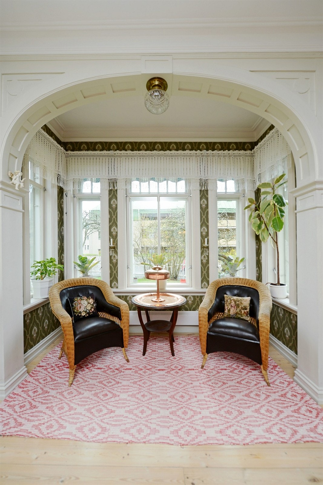 Karnapp i spisestue. Galleribilde