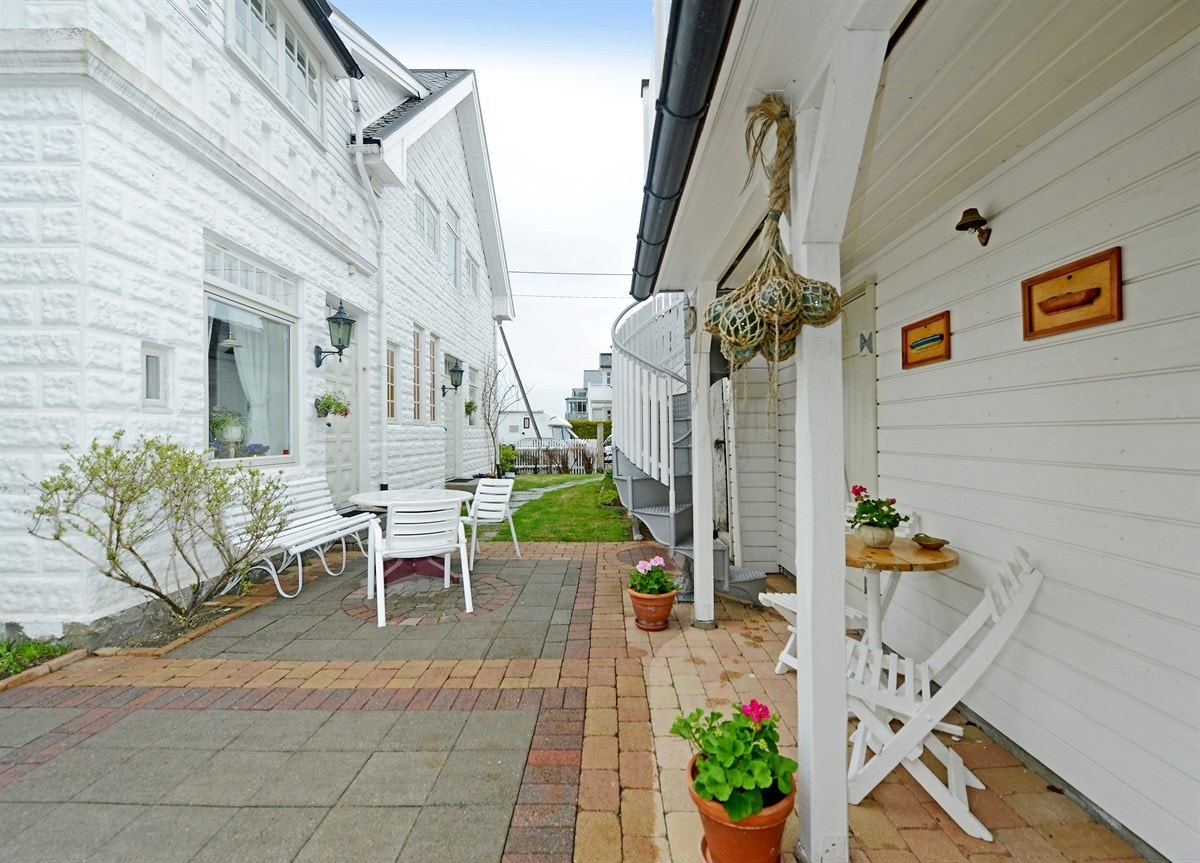 Lun uteplass og passasje mot huset. Galleribilde