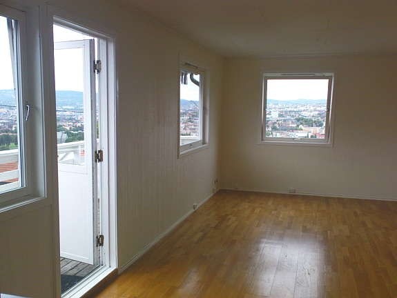 Stue umøblert tildtand, dør til terasse Galleribilde