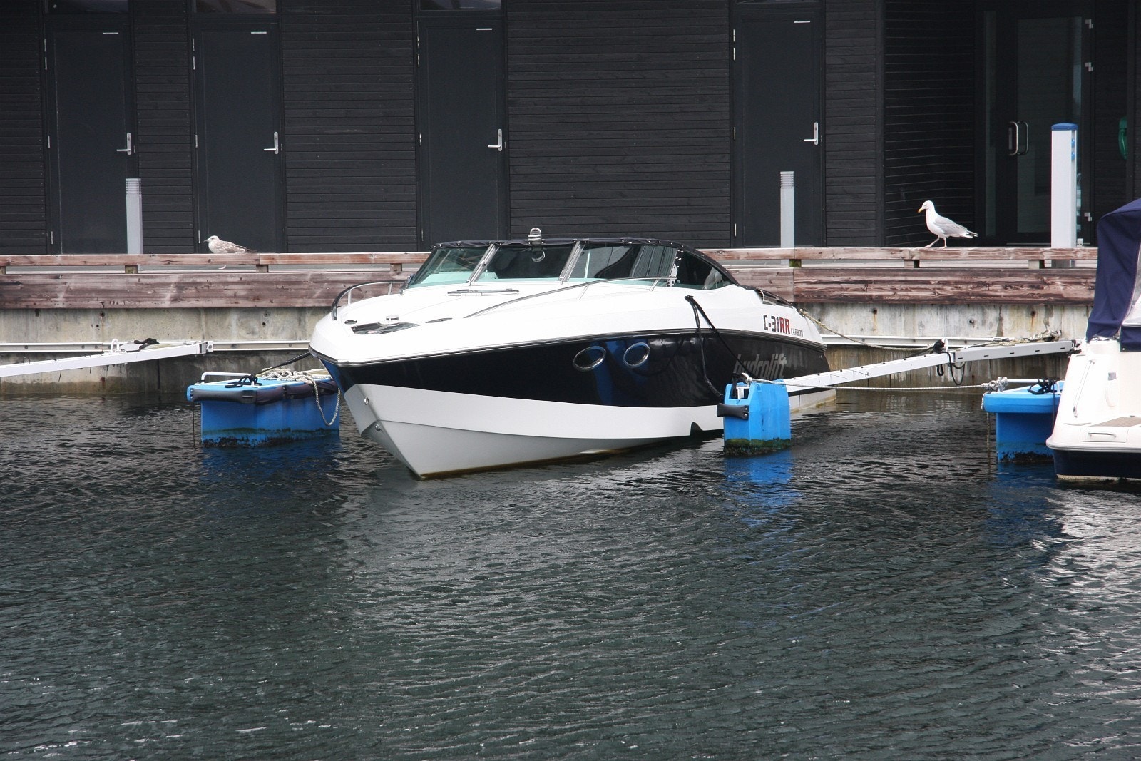 Båtplass 3 m fra døren med tilhørende sjøbod. Galleribilde