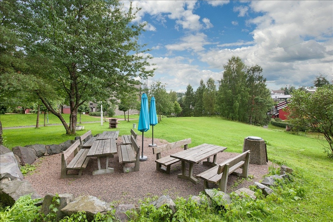 Fellesarealer med sittegrupper og grill Galleribilde