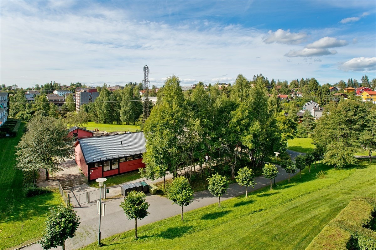 Utsyn over grønne friarealer - Røa sentrum ligger på andre siden av dalen Galleribilde