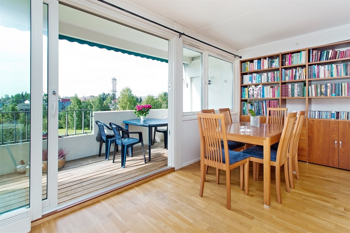 Hyggelig spiseplass i tilknytning til kjøkkenet med plass til stort spisebord Galleribilde