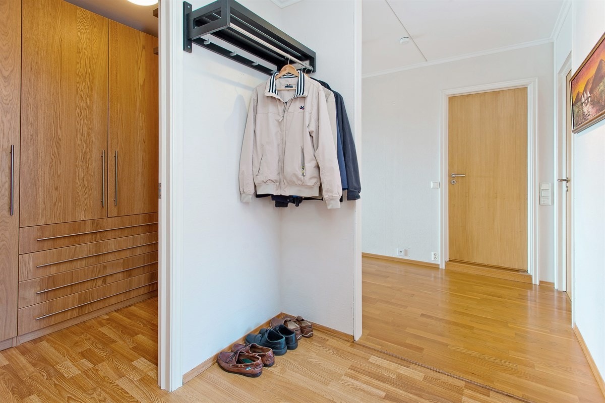 Entrè med inngang til bod/garderobe med skapinnredning Galleribilde