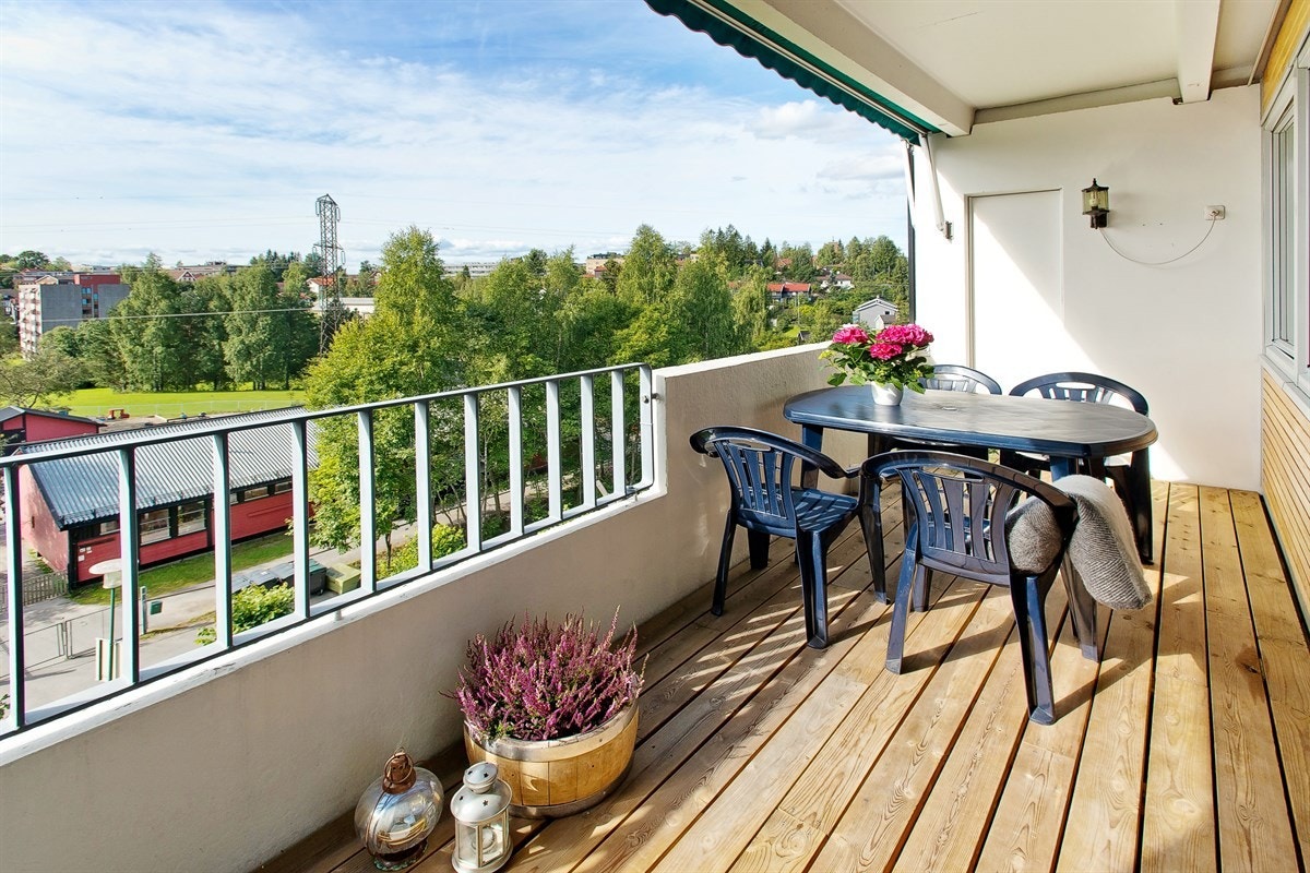 Stor og usjenert balkong med sol hele dagen Galleribilde