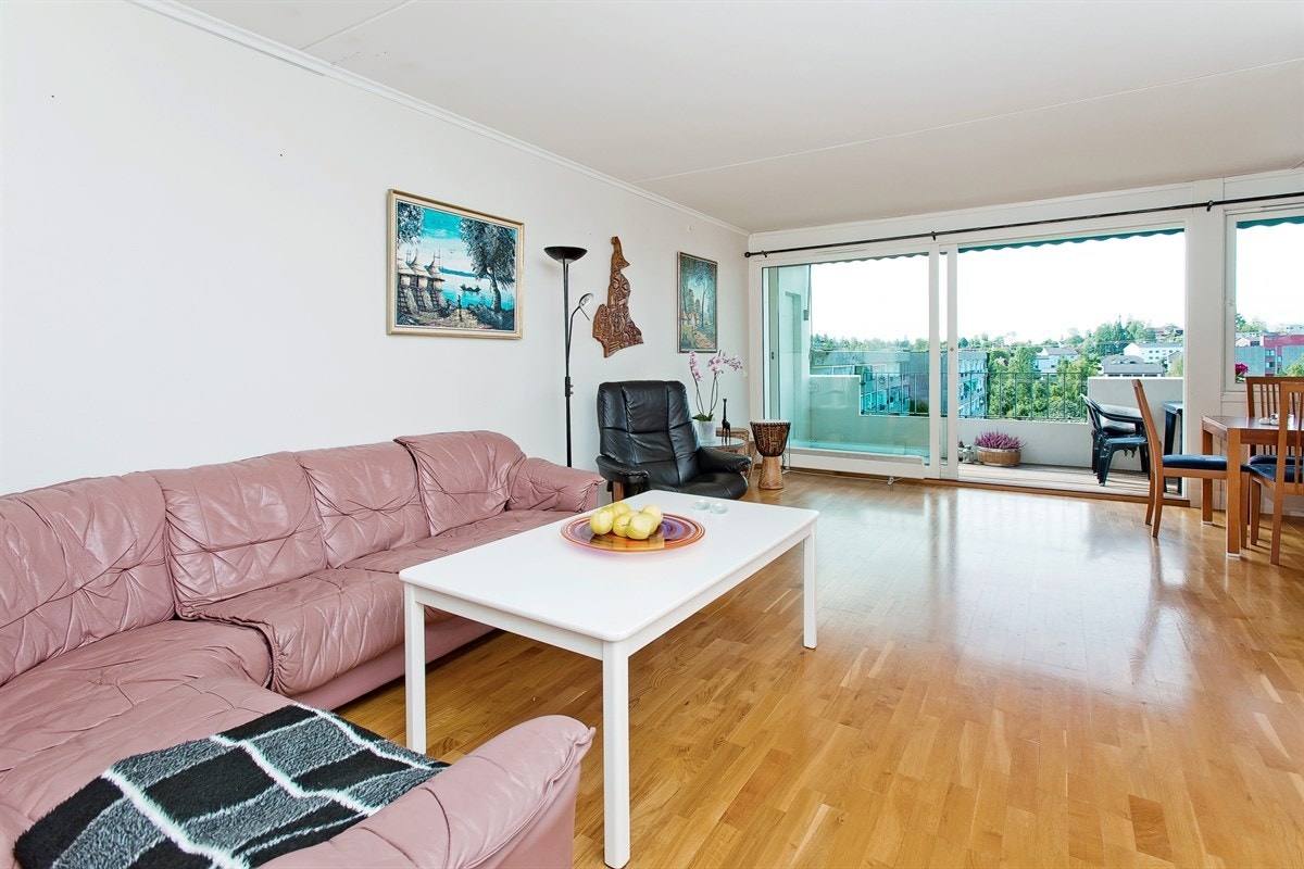 Stor, lys stue med utgang til balkong Galleribilde