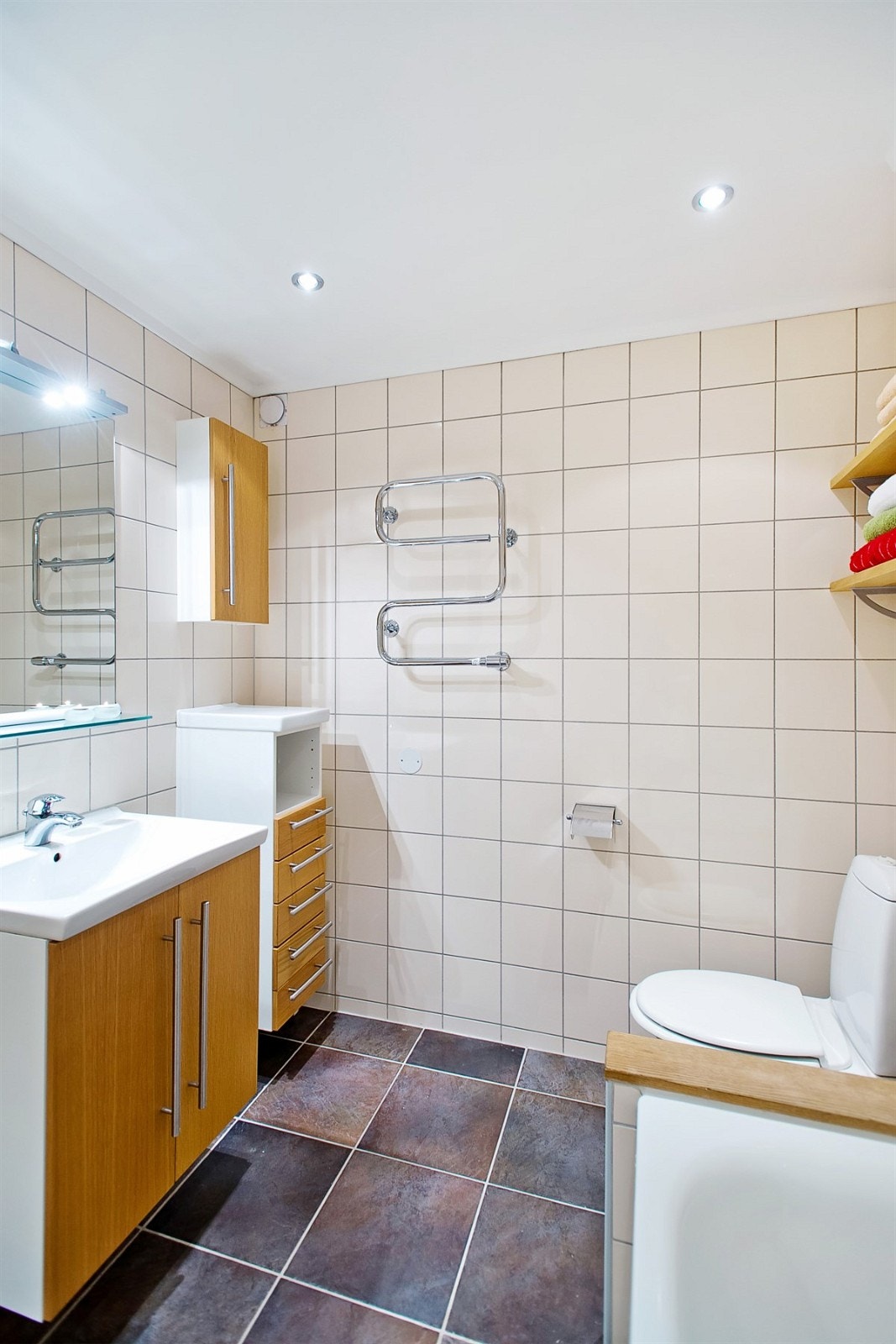 Pent, flislagt bad med badekar, gulvvarme og downlights Galleribilde