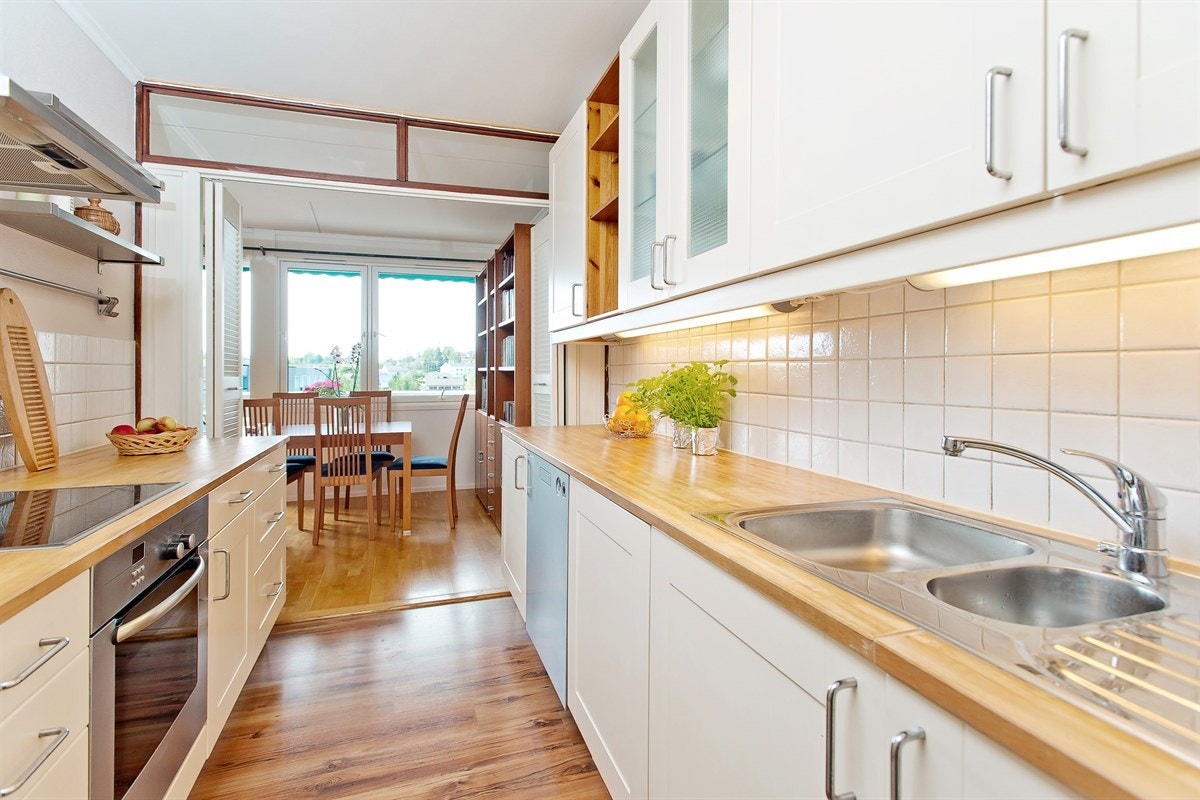 Lyst og trivelig kjøkken Galleribilde