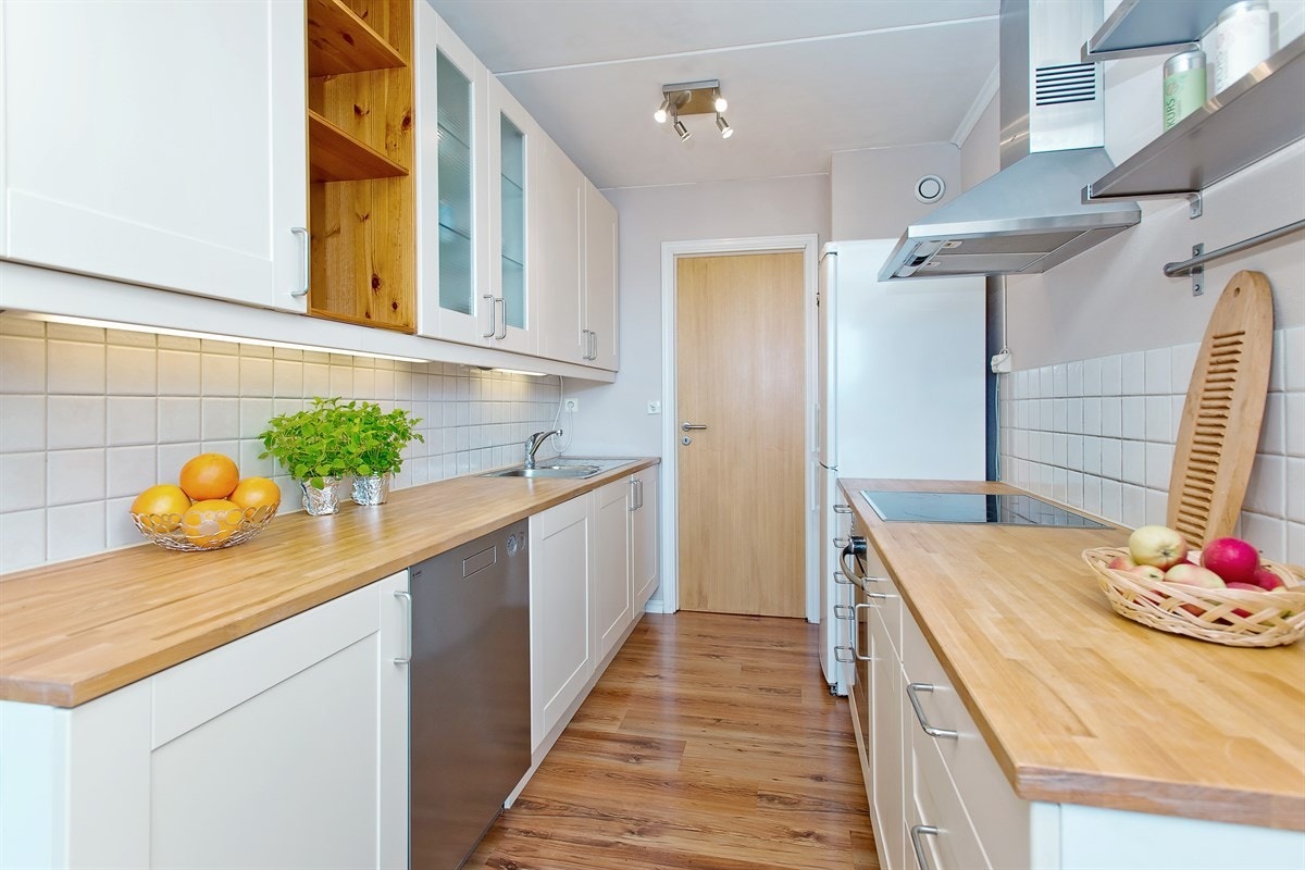 Heltre benkeplate og integrert ovn/koketopp. Praktisk, med inngang til vaskerom Galleribilde