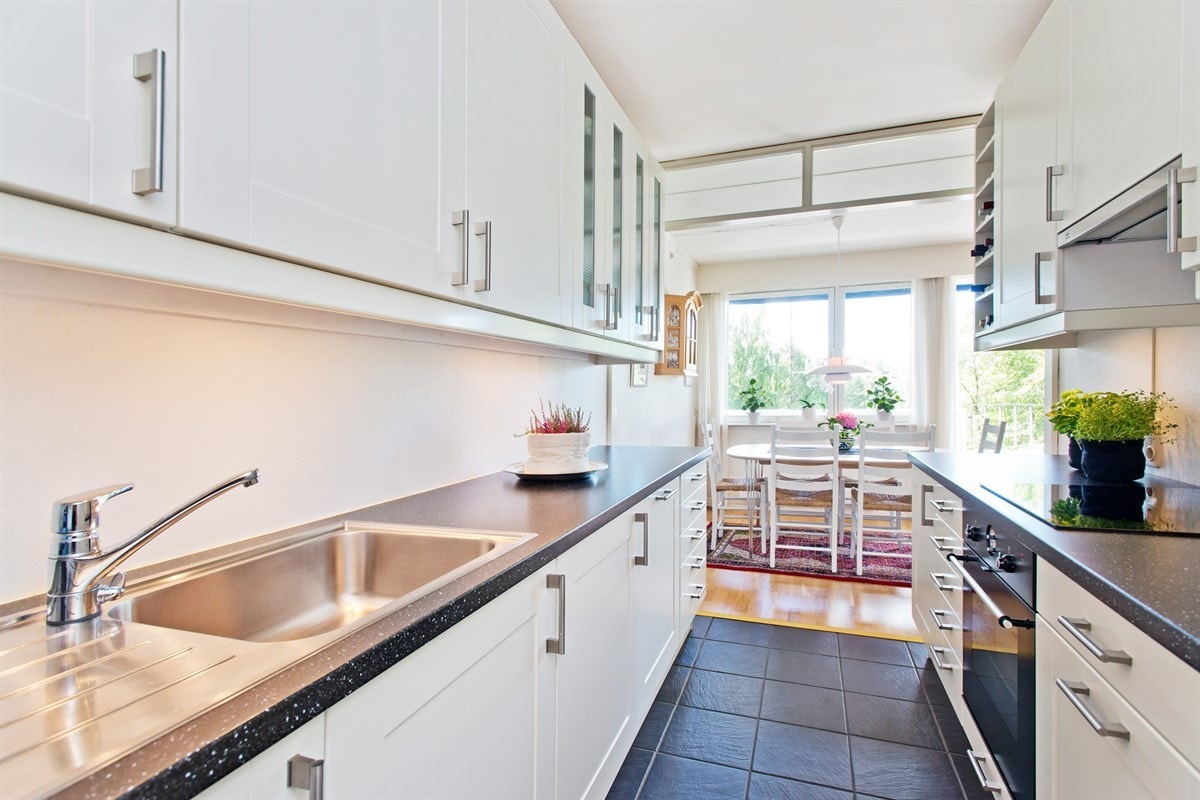 Moderne kjøkken fra 2008. Praktisk delvis åpen løsning. Galleribilde