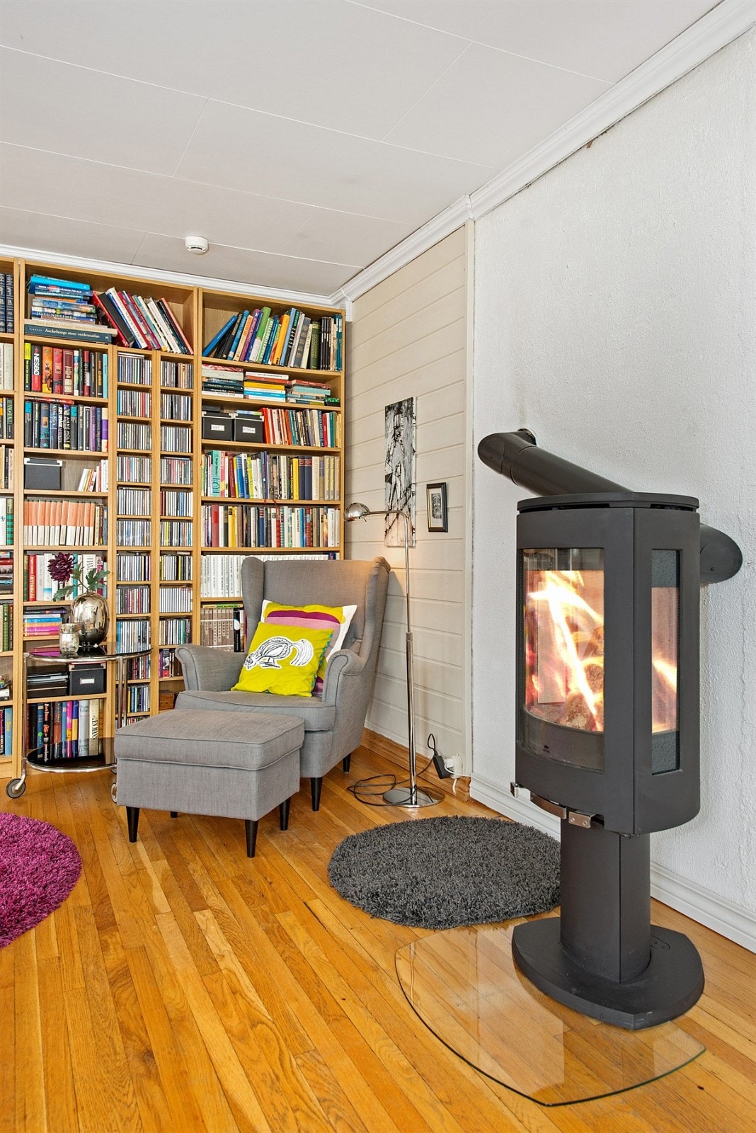 Kjekt med både peisovn og velfylte bokhyller utover høsten... Galleribilde