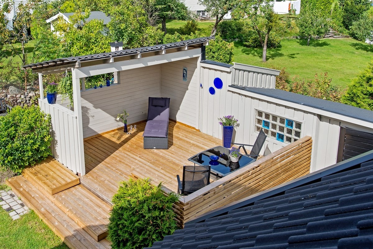 Utsikt fra 2 etasje ned mot den ene av uteplassene Galleribilde