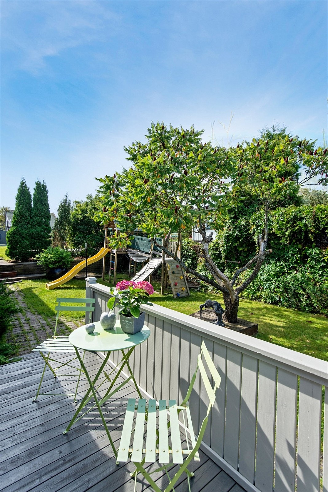 Uteplass ved haveinngangen Galleribilde