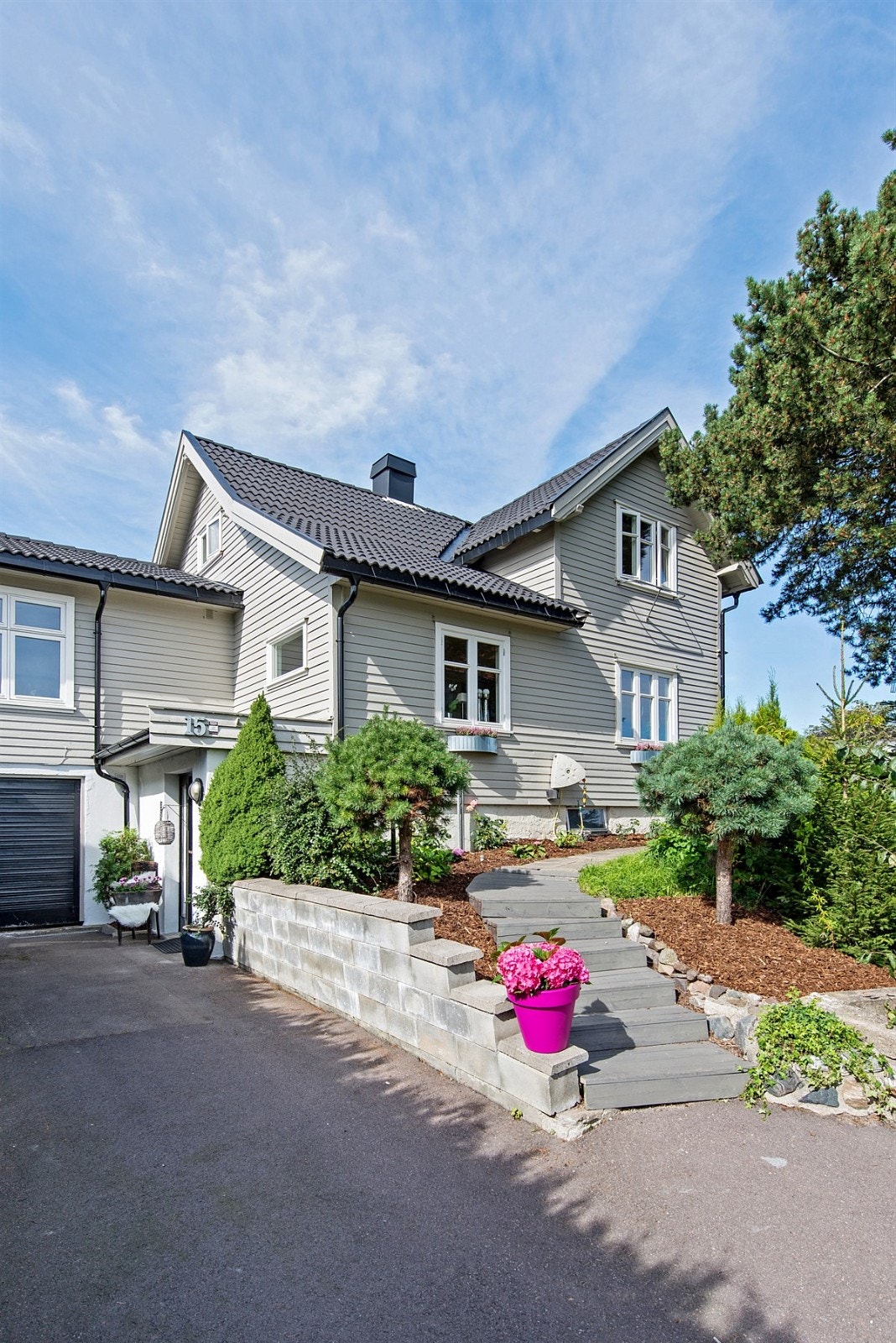 Fasade øst med trapp opp til haven eller innvendig trapp fra entreen Galleribilde