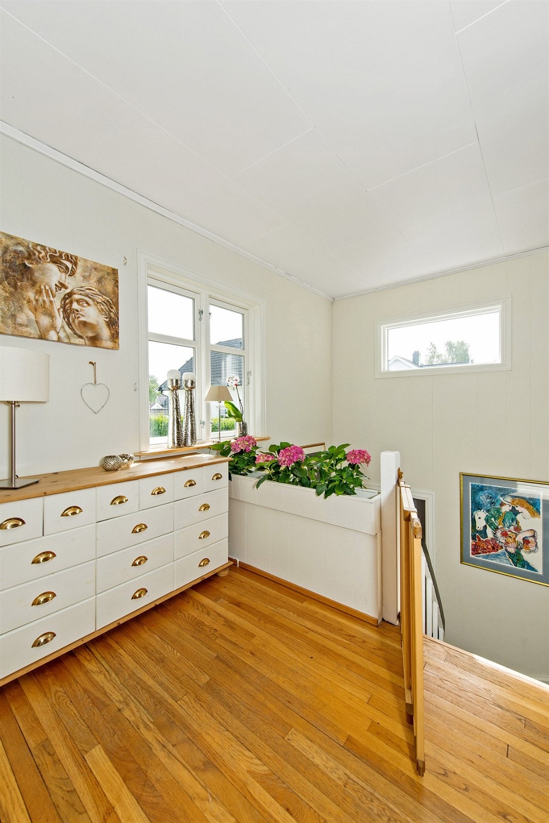 På toppen av trappa finner vi kjøkkenet Galleribilde