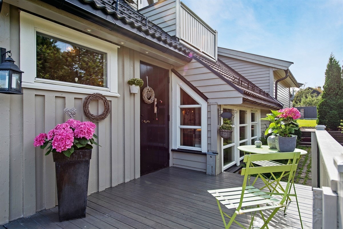 Fasade vest med inngangsparti fra haven Galleribilde