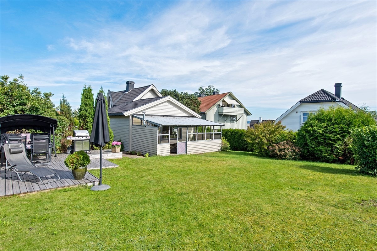 Stor og deilig have med flere uteplasser Galleribilde