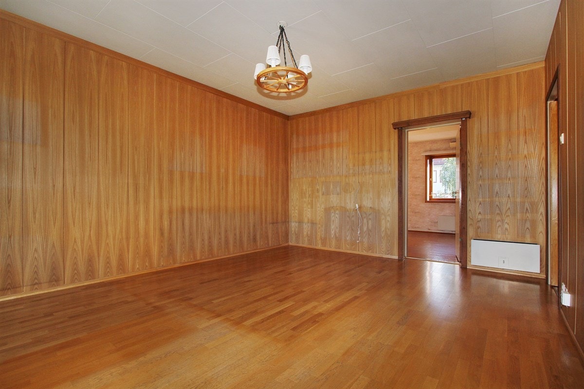 Mulighet for både sofagruppe og spisebord i stuen Galleribilde