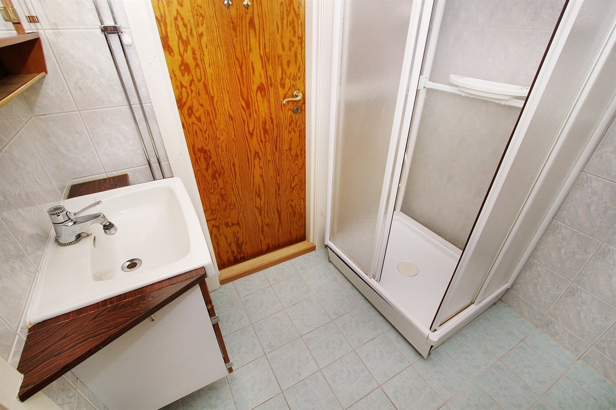 Flislagt bad med varmekabler og opplegg for vaskemaskin Galleribilde