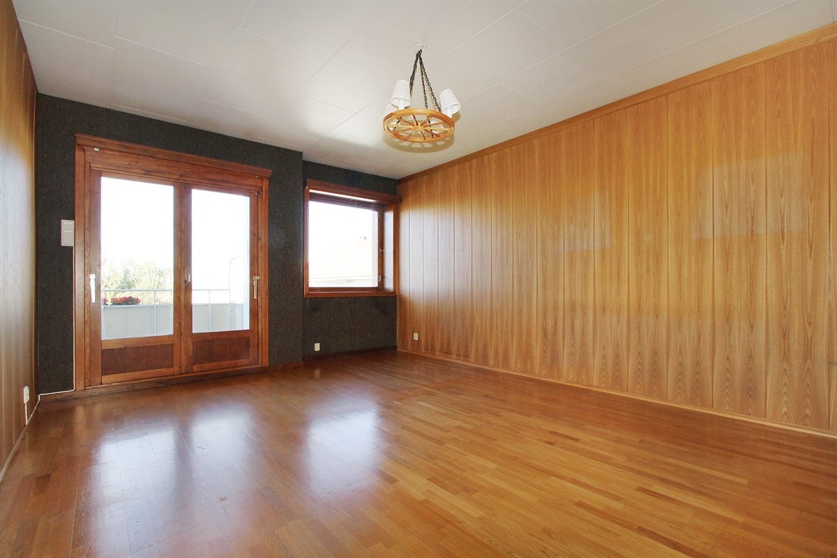 Lys og romslig stue med store vindusflater Galleribilde