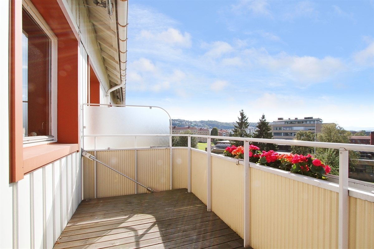 Vestvendt, usjenert balkong på ca 8 kvm Galleribilde