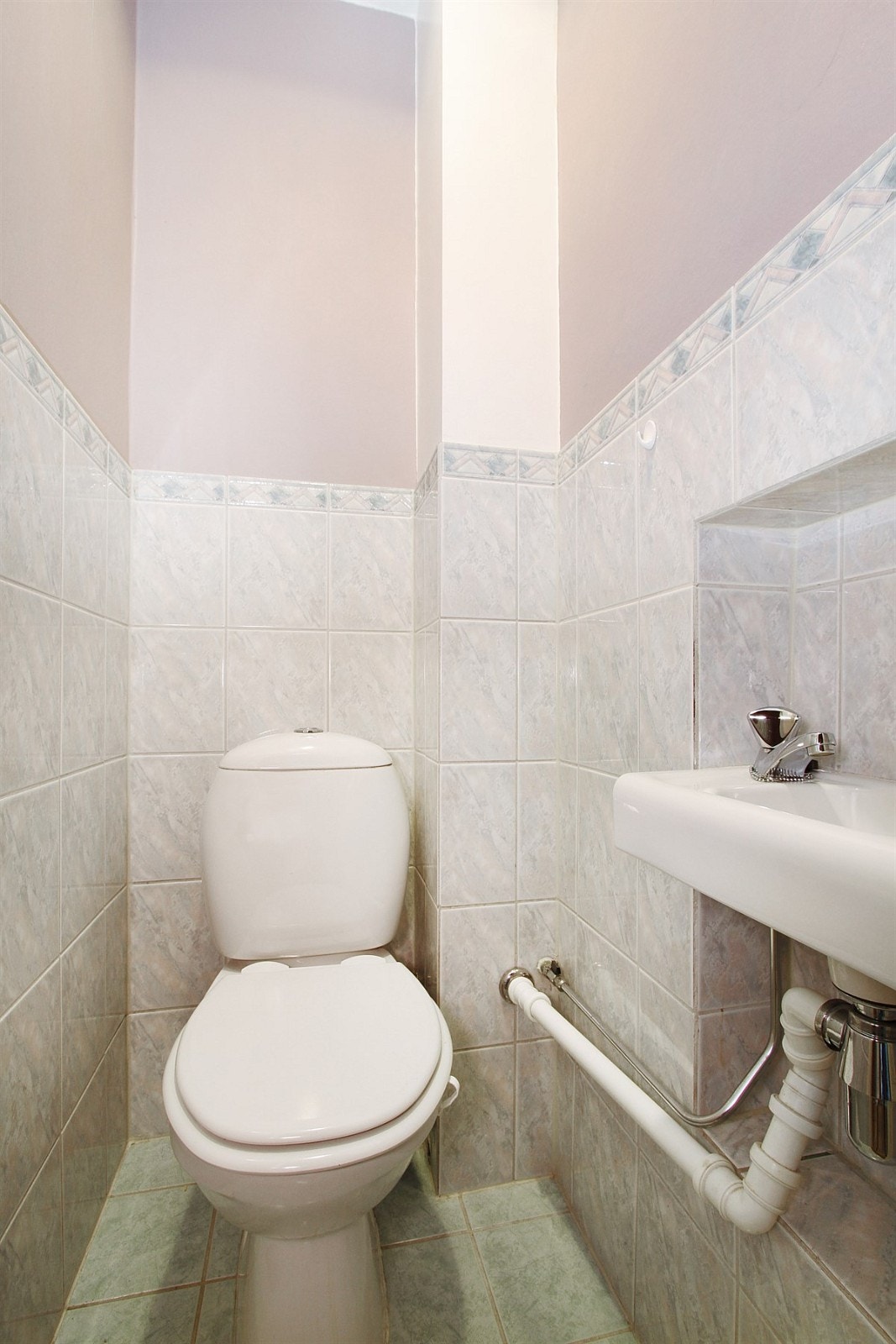 Gulvfliser og varmekabler ble lagt i regi av borettslaget i 2002 Galleribilde