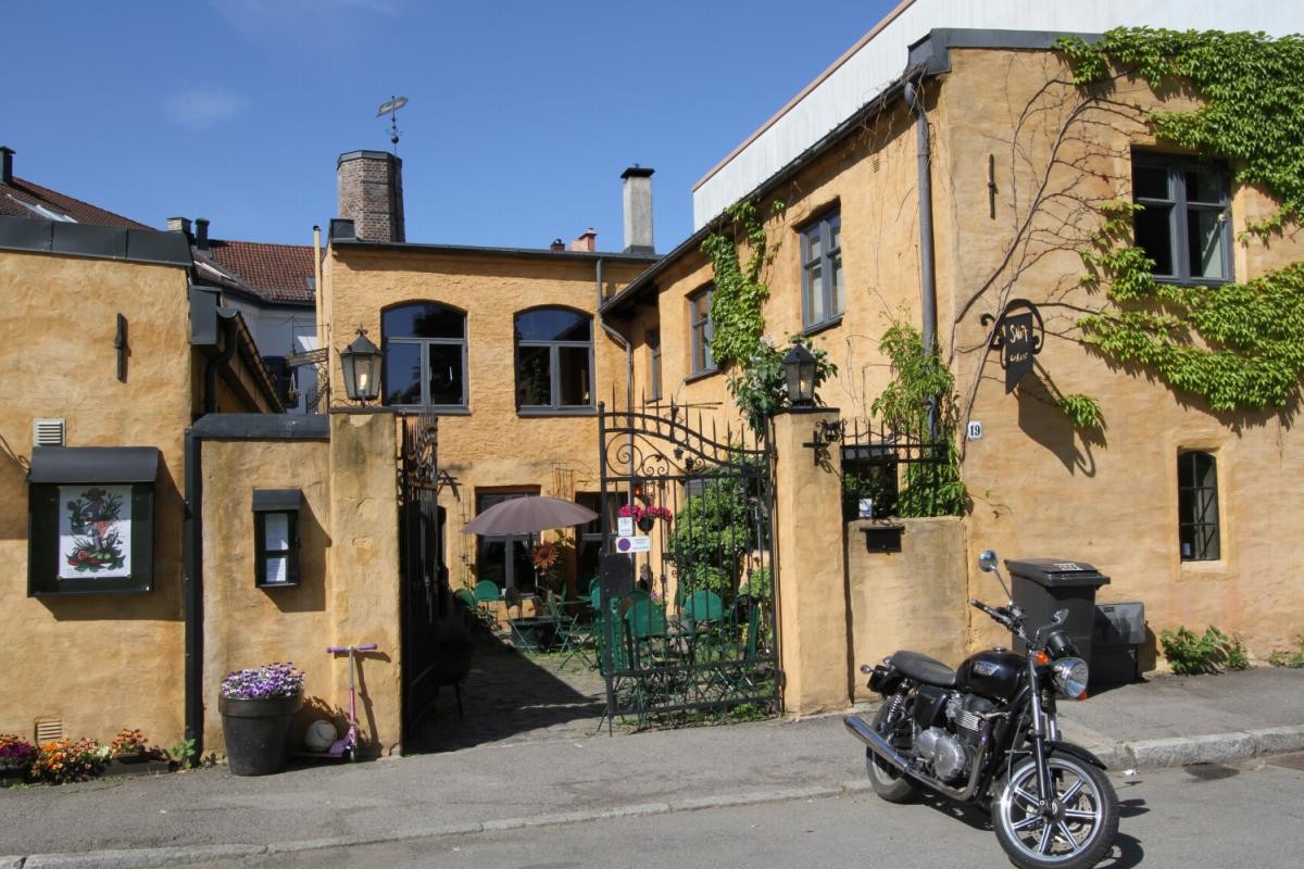 Kort gange til yrende kafé- og uteliv Galleribilde