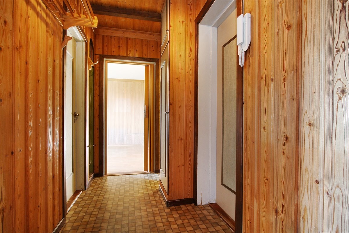 Romslig entré med dørcalling og plassbygget garderobeskap Galleribilde