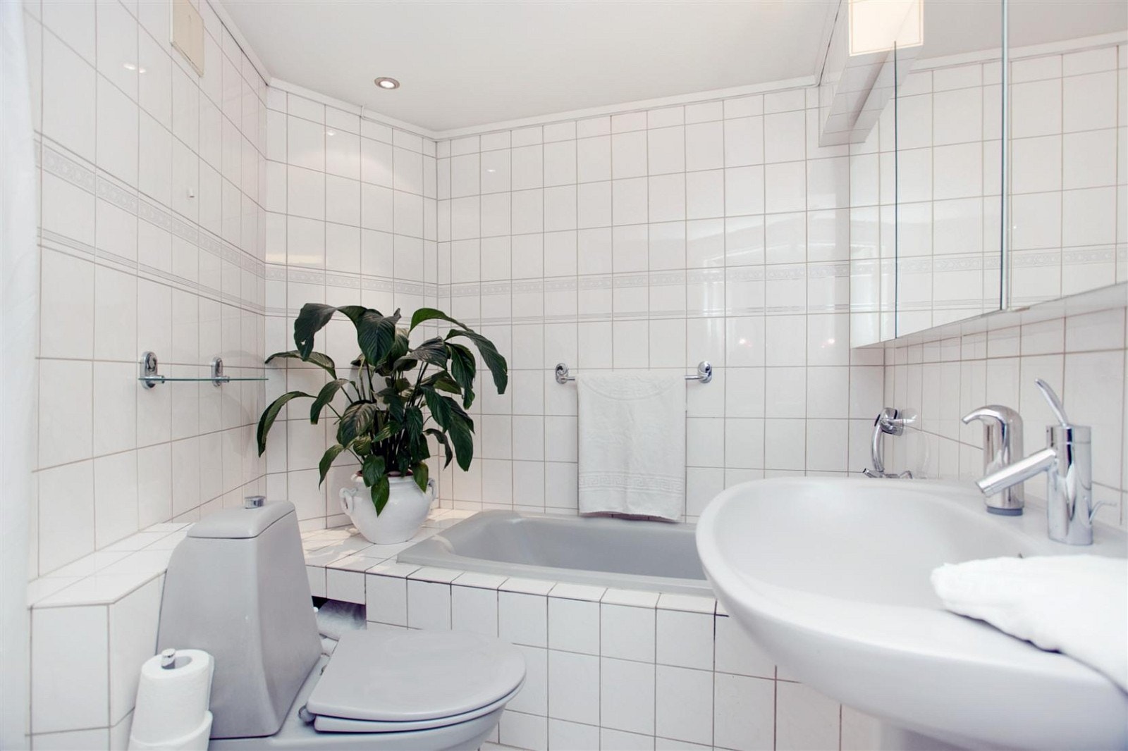 Pent flislagt bad med innebygd kar Galleribilde