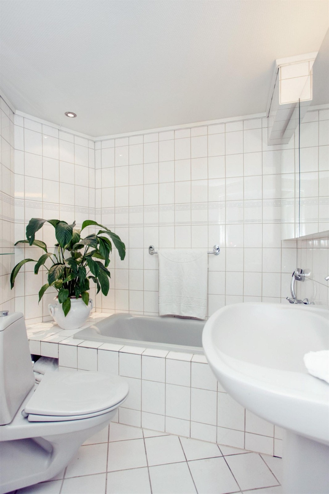 Pent flislagt bad med innebygd kar Galleribilde