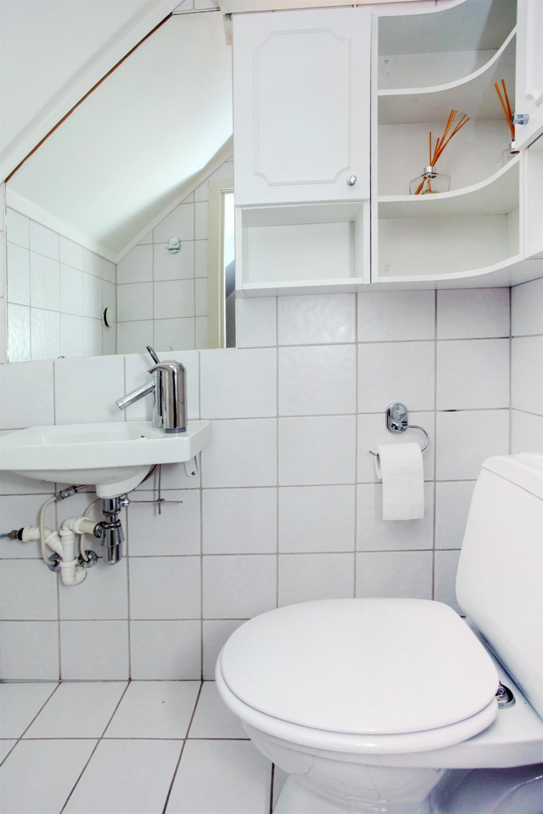 Soverom 1 med skråtak og inngang til eget bad og disponibelt rom ved takterrasse benyttet som soverom Galleribilde