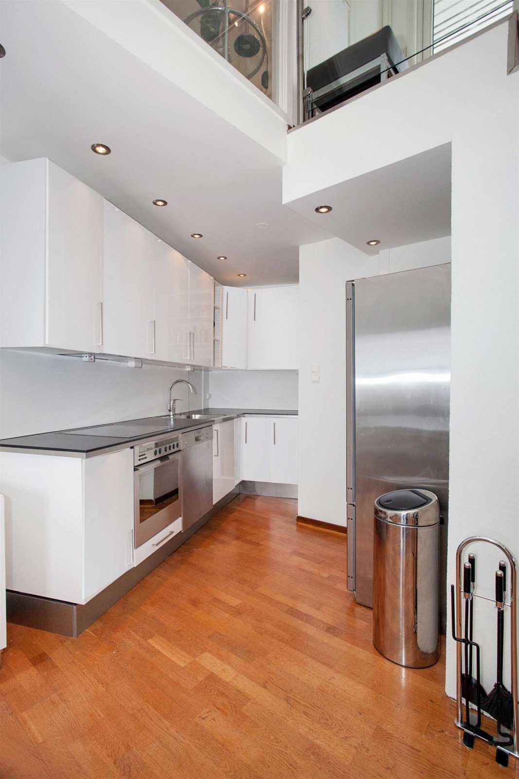 Lyst pent kjøkken med downlights Galleribilde