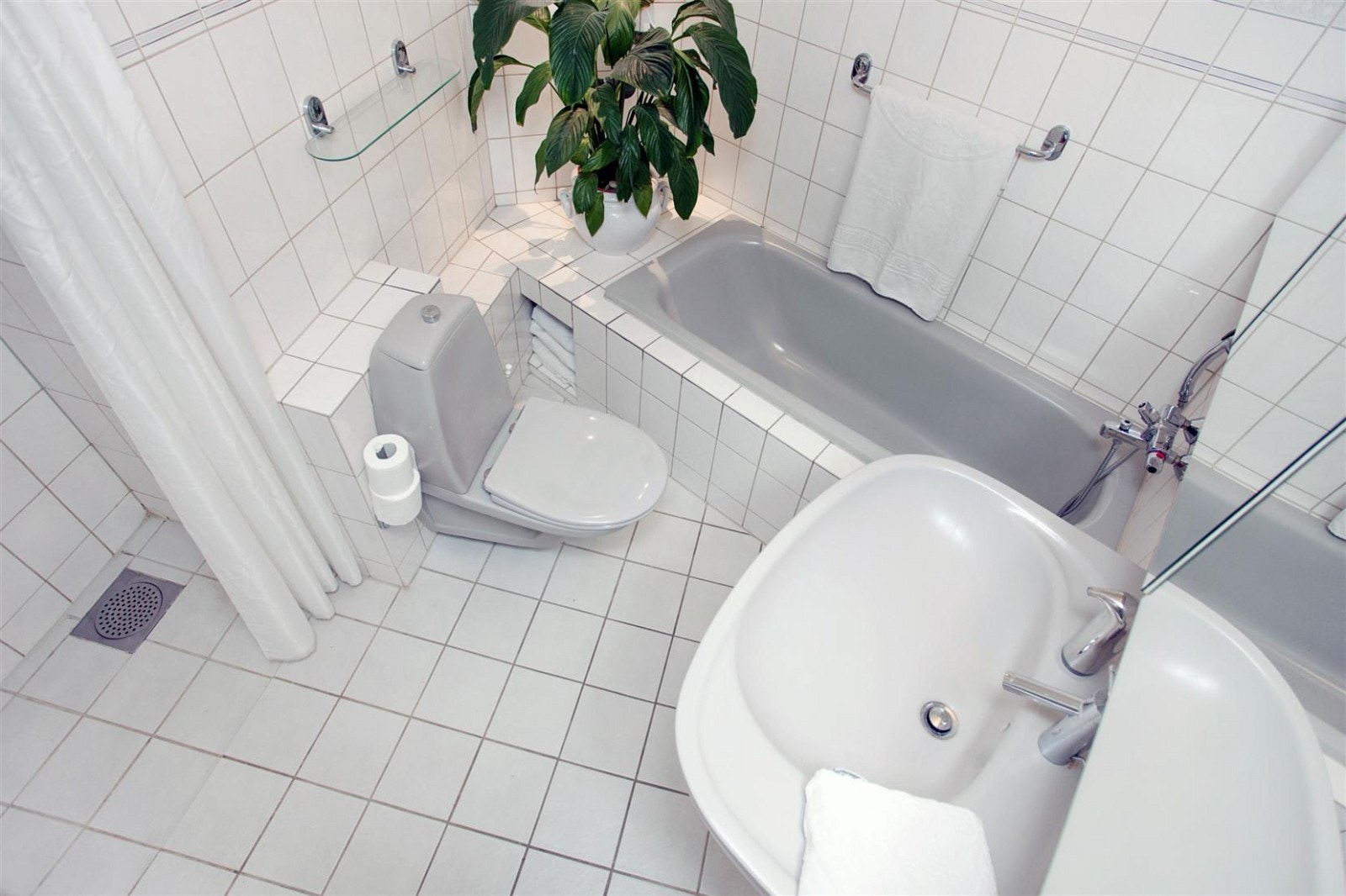 Flislagt bad med dusjnisje Galleribilde