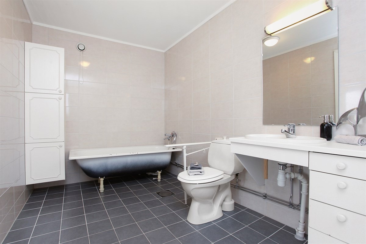 Romslig bad med badekar Galleribilde