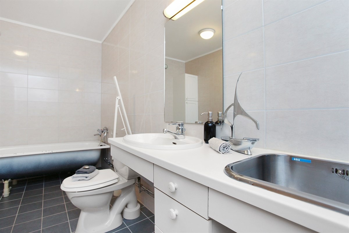 Stor praktisk benk med vask. Galleribilde