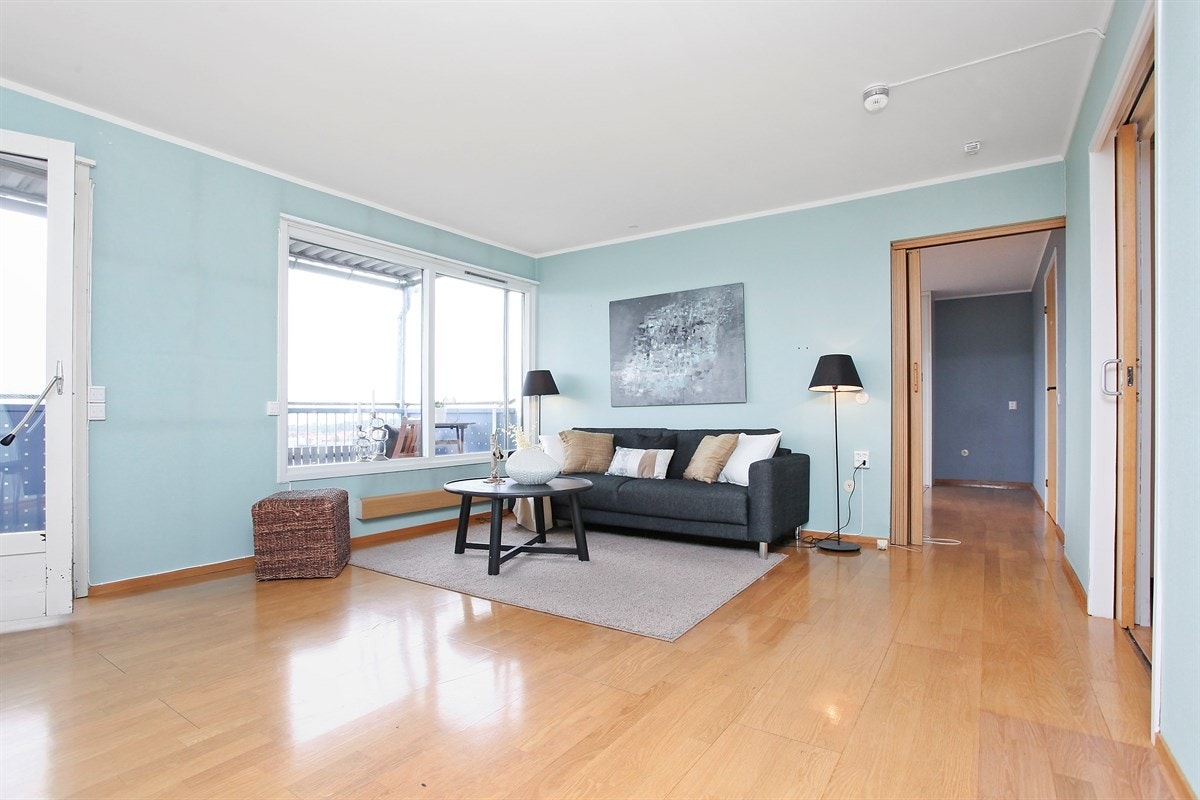 Lys og åpen stue med store vindusflater Galleribilde