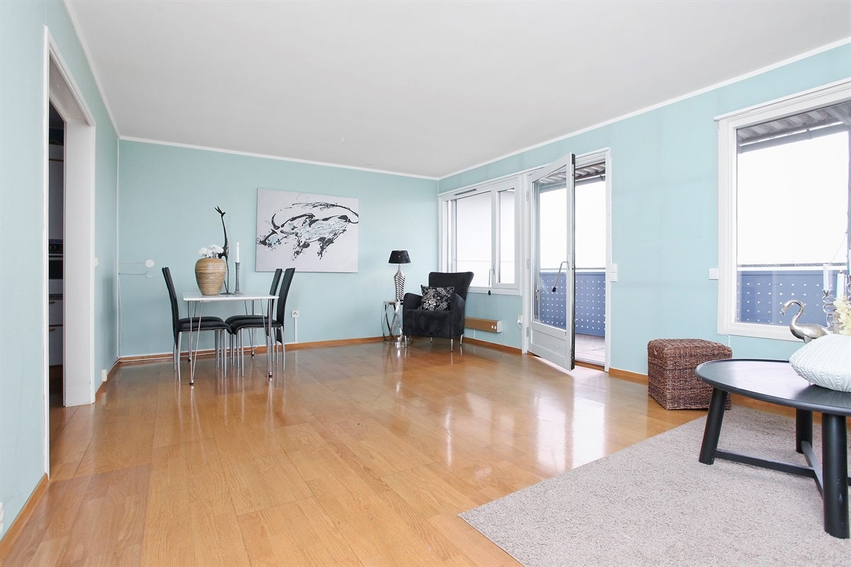 Romslig stue med spiseplass Galleribilde