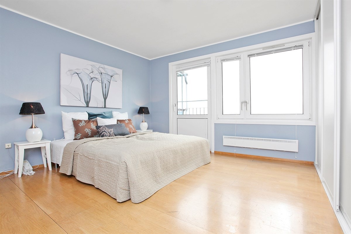 Romslig soverom med skyvedørsgarderobe Galleribilde