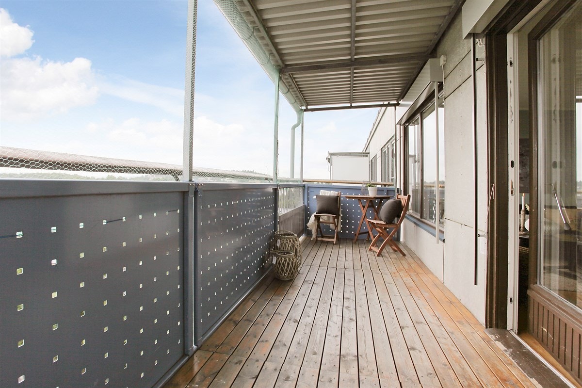 Stor usjenert balkong på ca 11 kvm Galleribilde