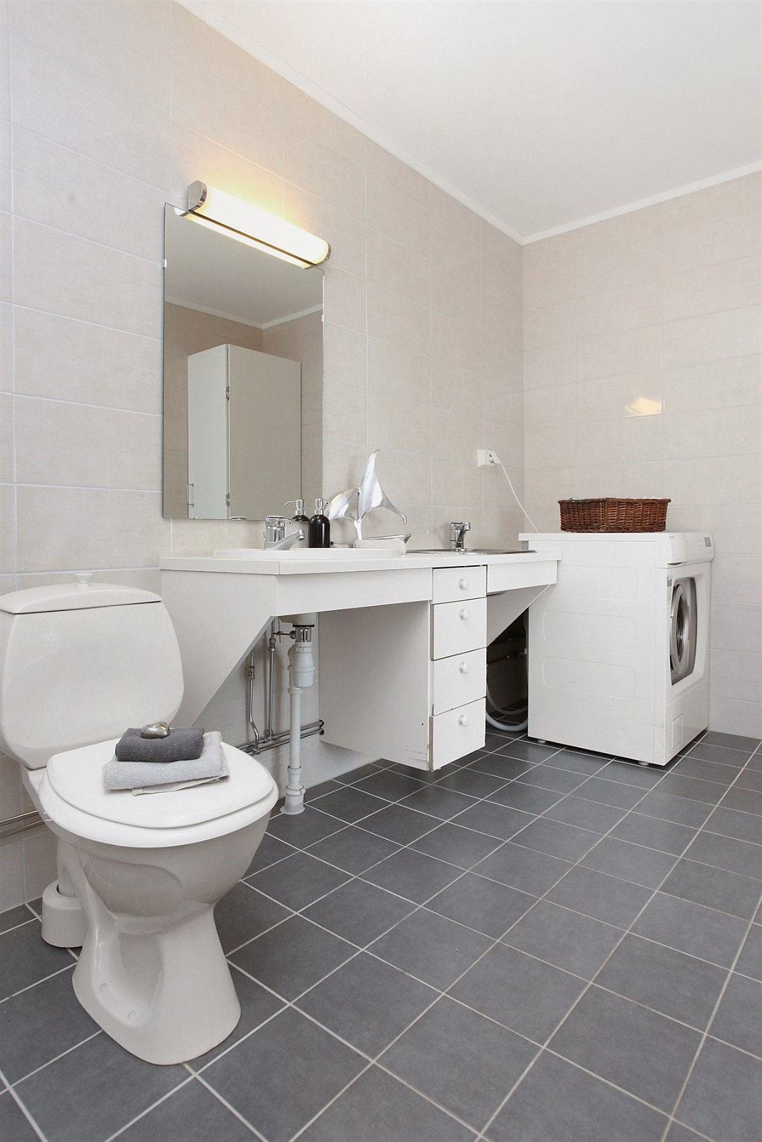 Pent renovert flislagt bad/wc/vaskerom fra 2010 Galleribilde