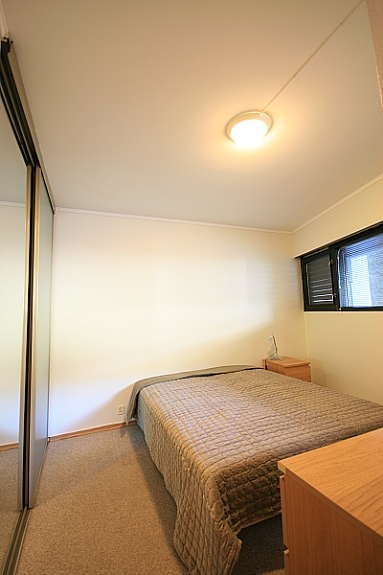 Soverom med skap-plass og plass til dobbeltseng mot bakgården Galleribilde