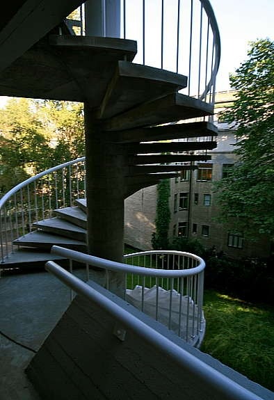 vindeltrapp i tillegg til heis Galleribilde