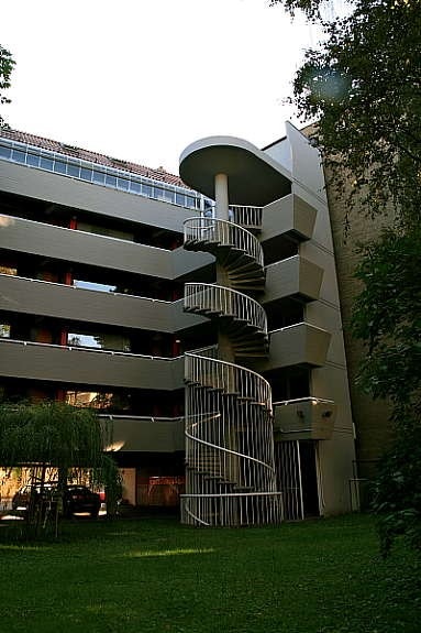 bakgård med vindeltrapp og heis Galleribilde