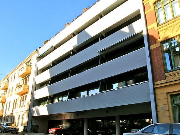 modernistisk bygg av den kjente arkitekten Geir Grung Galleribilde