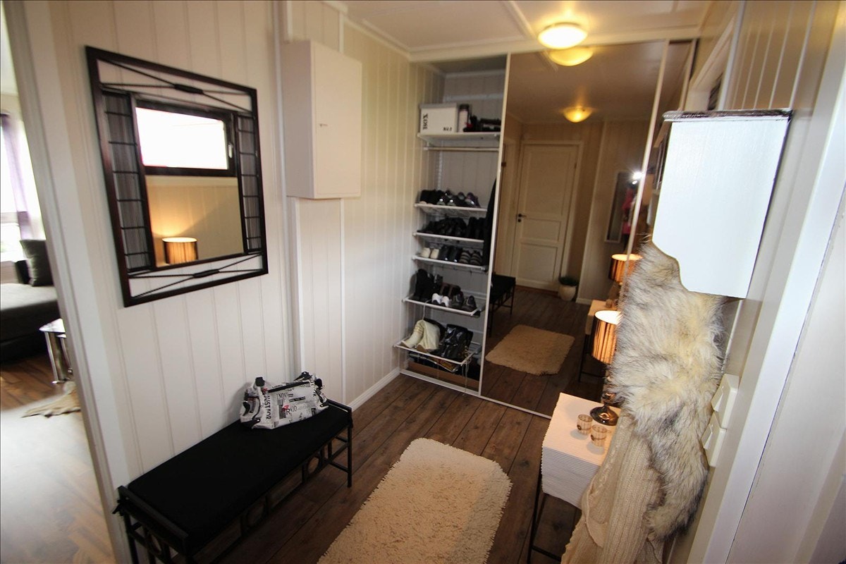 Gang med garderobeskap Galleribilde