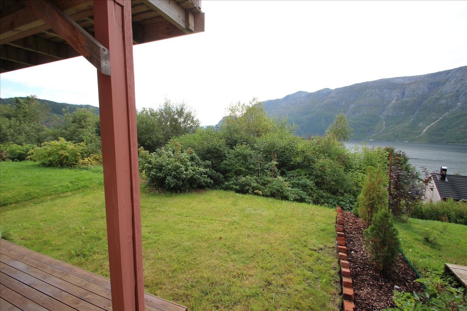 Hage med utsikt mot fjorden Galleribilde