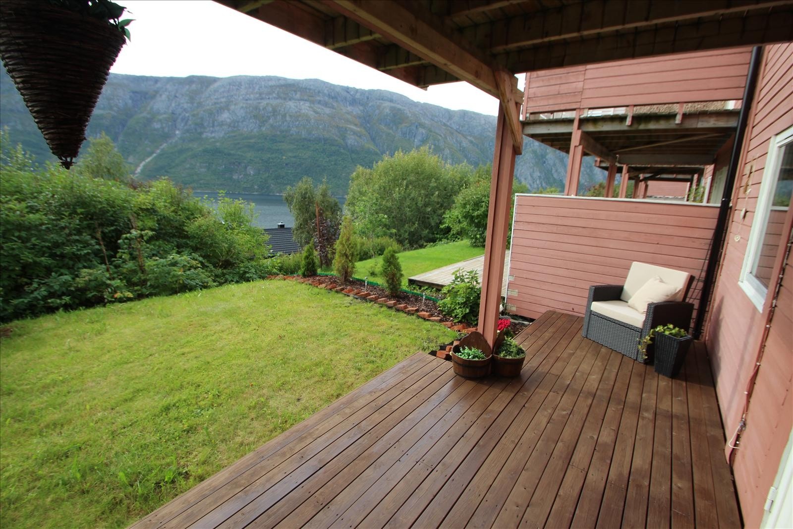 Terrase med utsikt mot fjorden Galleribilde