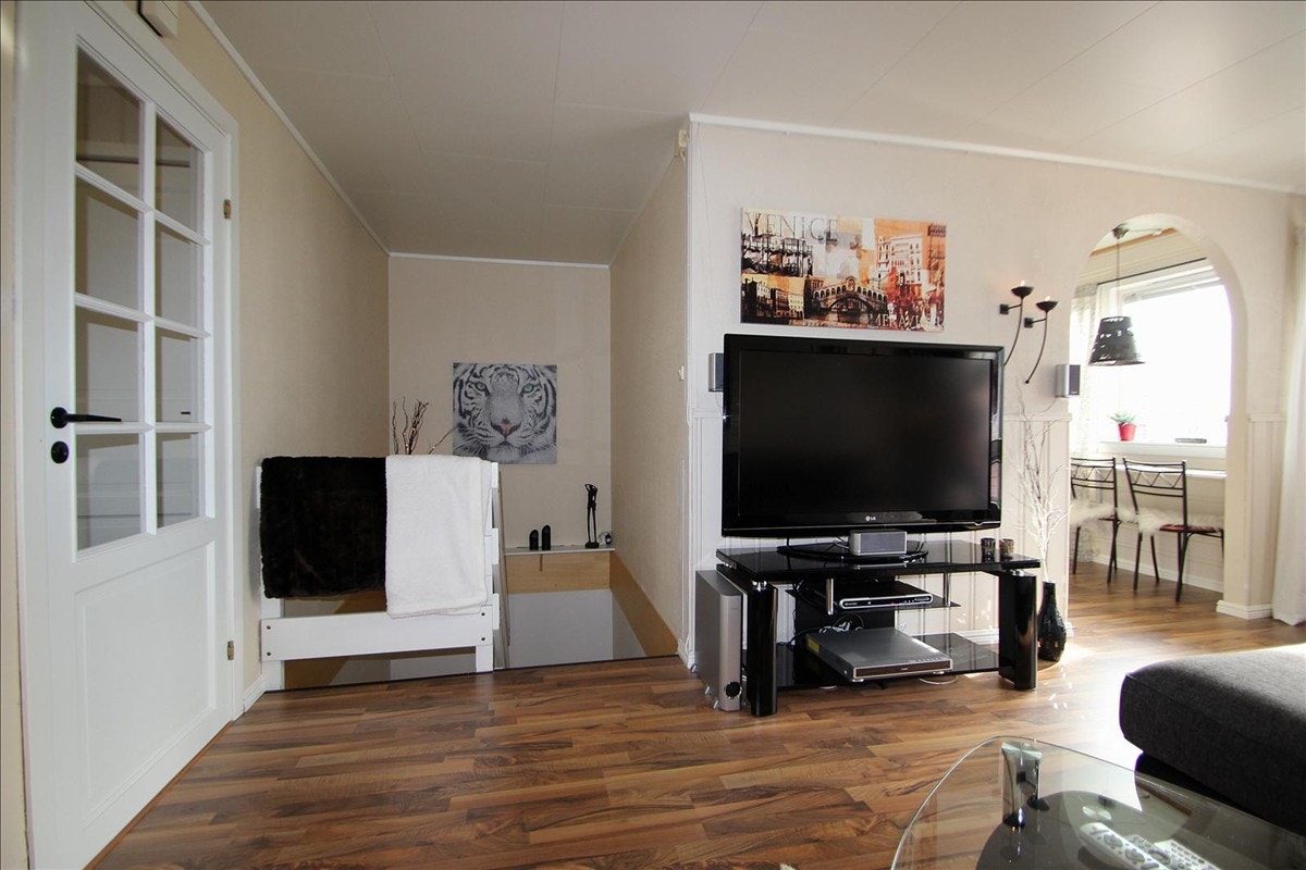 Stue med nedgang til u.etg og soverom Galleribilde